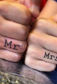 Kjærlig engelsk tatovering på fingeren