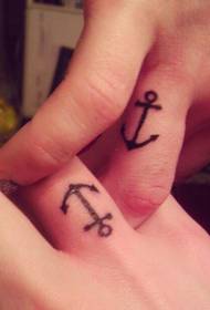 Bela aspektanta fingro ankra tatuaje