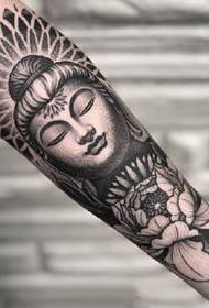 Armprick: et sett med tøye tatoveringer i svart stil