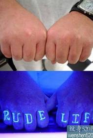 Il tatuaggio con lettere fluorescenti sulle dieci dita non si affaccia durante il giorno