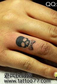 Schattig vinger totem schedel tattoo patroon