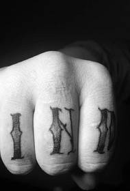 Пет прсти имаат тетоважи со тетоважи со англиски зборови