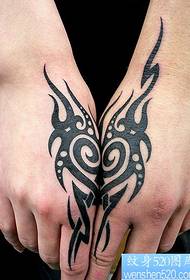 Casal dedo totem tatuagem padrão
