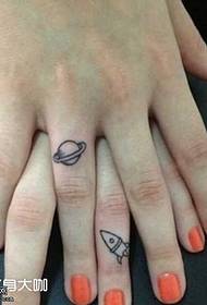 Modello di tatuaggio dito pianeta razzo