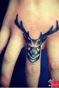 Работа с татуировка на антилопа с пръсти