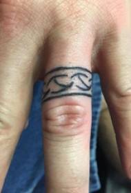 Pirksts tetovējuma gredzena vīrieša studenta pirksts uz melna gredzena tetovējuma attēla