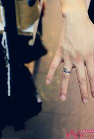 Tatuaggio anello inglese moda dito