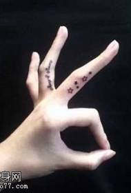 Modello di tatuaggio a cinque stelle con dito
