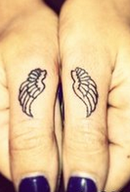 Patrón de tatuaje de dos alas de pulgares
