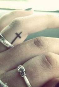 手指间的十字架小图案纹身