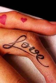 Pirkstu skaists angļu mīlas tetovējuma raksts