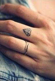 Finger diamant tattoo patroan oanbefelle foto