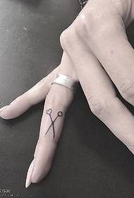 Modèle de tatouage de ciseaux sur le doigt