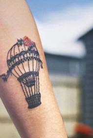 Hot Air Balloon Tattoo männlech Studentearm op Blummen a waarm Loftballon Tattoo Bild