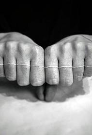 Biały wzór tatuażu na palcu