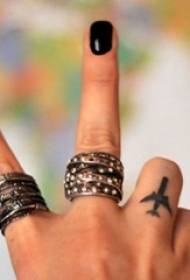 女生手指上黑色线条飞机轮廓小图案纹身图片