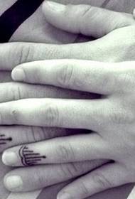 أصابع الزوجين مع وشم الطوطم لطيفة للغاية