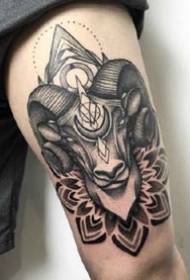 Un gruppo di immagini di tatuaggi animali grigi neri sul braccio