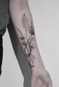 手臂上有粗線的水墨植物花紋身圖案