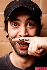 Lavoro creativo del tatuaggio con la barba