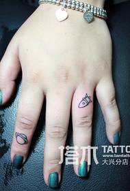 Dívka prst malé čerstvé tetování vzor