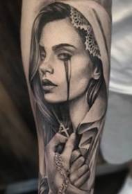 Stor sort grå lommeur karakter portræt på arm osv. Blomstearm tatoveringsbillede