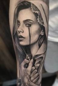 Retrato de personagem grande relógio de bolso cinza preto no braço, etc. Foto de tatuagem de braço de flor