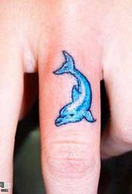 손가락 파란 물고기 문신 패턴