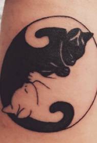 Ruka male djevojčice za tetovažu mačaka na slici tetovaže yin i yang mačke