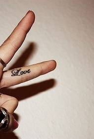 スタイリッシュな指の愛のタトゥー