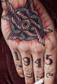 Rankų užpakalinių akių sparnai ir pirštas ant skaitmeninio tatuiruotės modelio