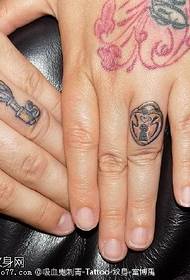 指のタトゥーパターン