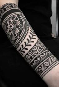 Čierne totemové kvetinové rameno tetovania na paži