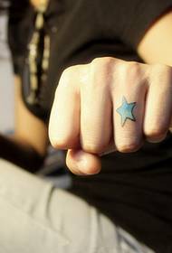 Patró de tatuatge d'estrella de cinc puntes de color blau a la punta