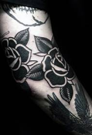 Čierna ruža tetovanie vzor matný, ale krásny vzor čiernej ruže tetovanie