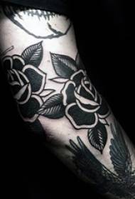 Motivo tatuaggio rosa nera opaco ma bellissimo modello tatuaggio rosa nera