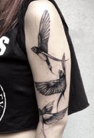 een set zwarte creatieve tattoo-patronen op de armen en dijen