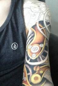 Bras de garçon de tatouage Gear sur l'image de tatouage engins colorés