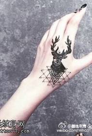 Patró de tatuatges de cérvols de geometria en elements geomètrics