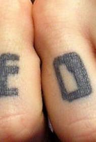 Xogo dos dedos que remata o patrón de tatuaxe do alfabeto inglés
