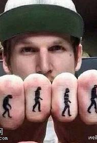 Modello di tatuaggio evolutivo sul dito dalla scimmia all'essere umano