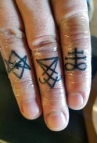 Dito dello studente maschio di linea minimalista tatuaggio sull'immagine nera del tatuaggio di simbolo