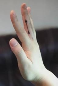 Dito minimalista della ragazza del tatuaggio del dito sull'immagine nera del tatuaggio della freccia