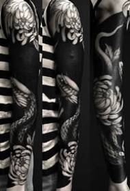 Egyszerű és elegáns virágos, nagy fekete karos tetoválás mintás nők számára