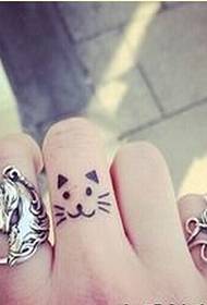 Padrão de tatuagem de gato bonito dedo feminino para apreciar fotos