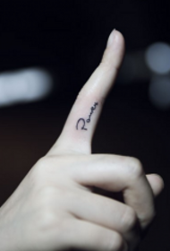 Tatuagem pequena letra em inglês no dedo