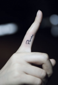 Tattooaramin rubutun harafin Turanci akan yatsa