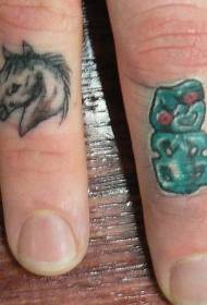 Modello di tatuaggio di personalità testa di cavallo dito