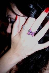 손가락에 아름답고 아름다운 활 문신