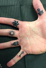 Невеликий графічний малюнок татуювання на пальці